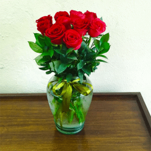 Arreglo de doce rosas rojas