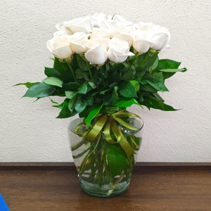 Arreglo de 24 rosas blancas.