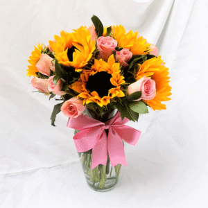 Girasoles y rosas rosadas