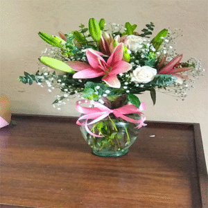 Jarrón rosa blancas y lilis